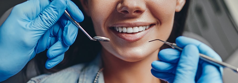 dentista y paciente sonriente en una moderna oficina odontológica